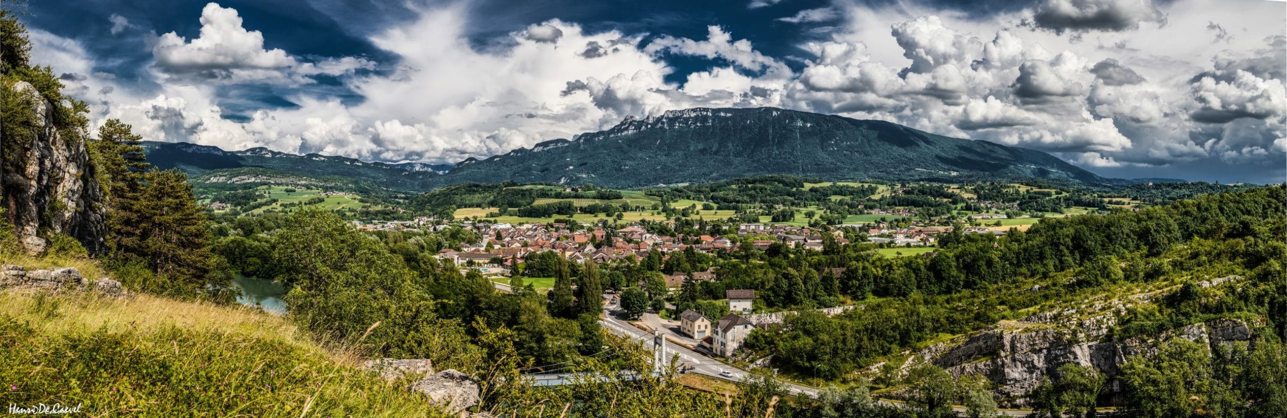 Vue panoramique du Petit Bugey depuis les hauteurs de Yenne, en Savoie