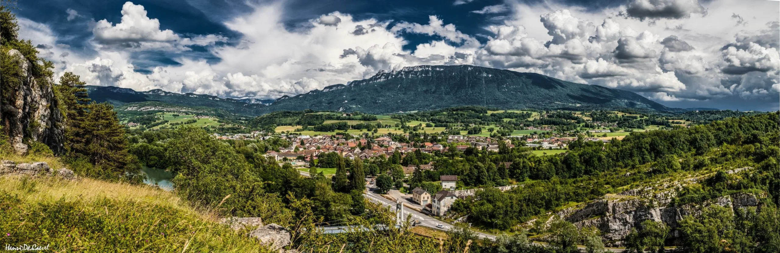 Vue panoramique du Petit Bugey depuis les hauteurs de Yenne, en Savoie